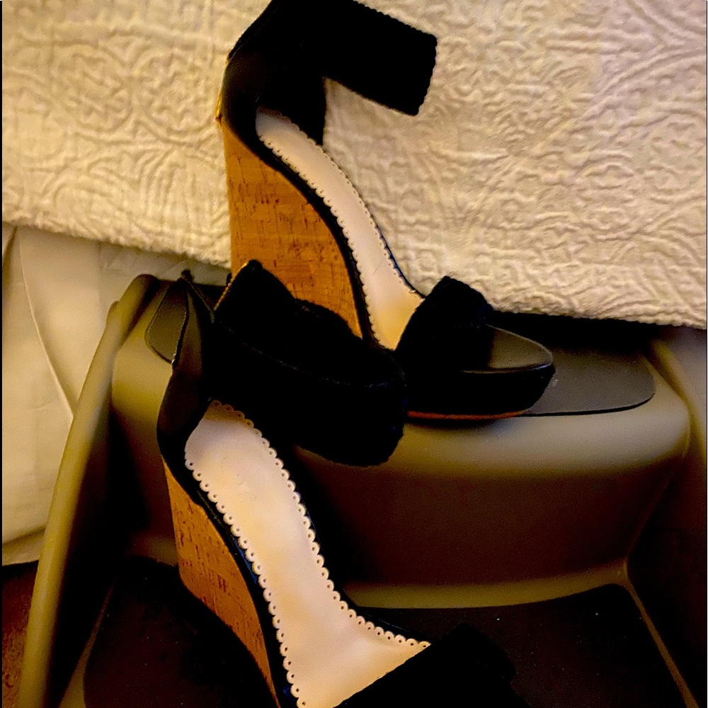 Black wedges